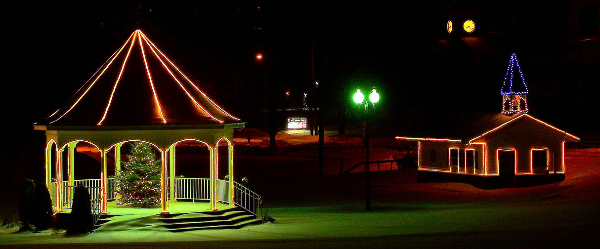 Sherrill, NY: Gazebo and the shack at the skating rink, across the street from my home.
