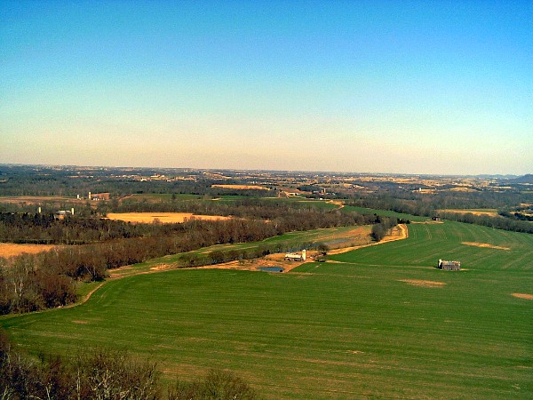 Raywick, KY: This is the "lookout" from Scott's Ridge in Raywick. It's a really beautiful view.