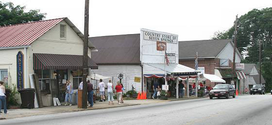 Powder Springs, GA: A small downtown area in Powder Springs with antique and misc shops