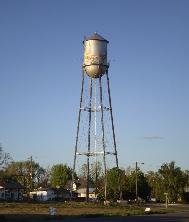 Glenns Ferry, ID: Water tower on a spring evening