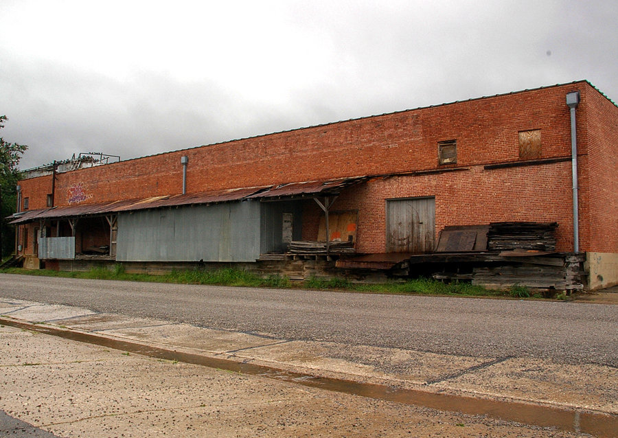 Pampa, TX : OLD ICE PLANT on East Tyng Avenue near the train depot is