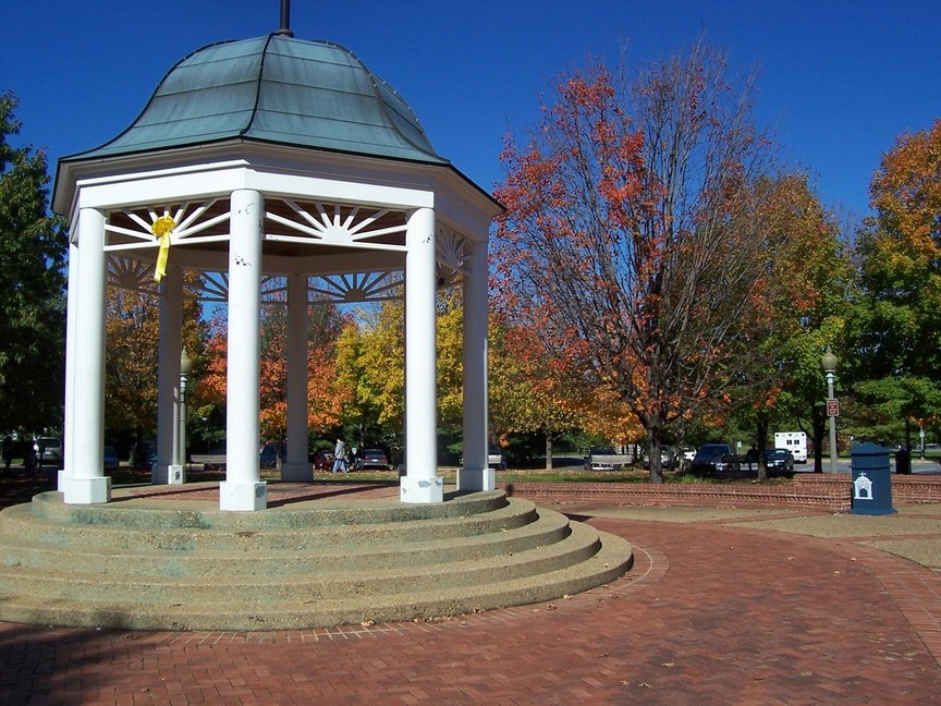 Front Royal, VA: This picture is of the Gazebo in Front Royal, VA