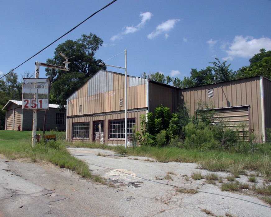 Cole, OK: Old Service Station