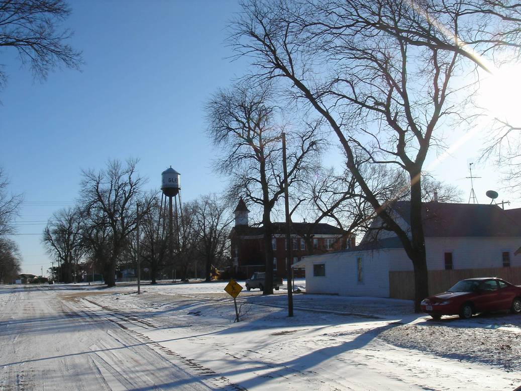Glenvil, NE: Town Water Tower and School. School now apartments. January 2008