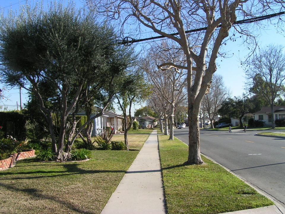 Lakewood, CA: Walking path with houses