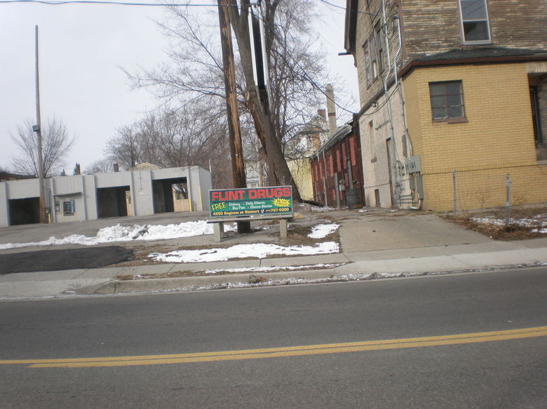 Flint, MI: bus stop on fifth street