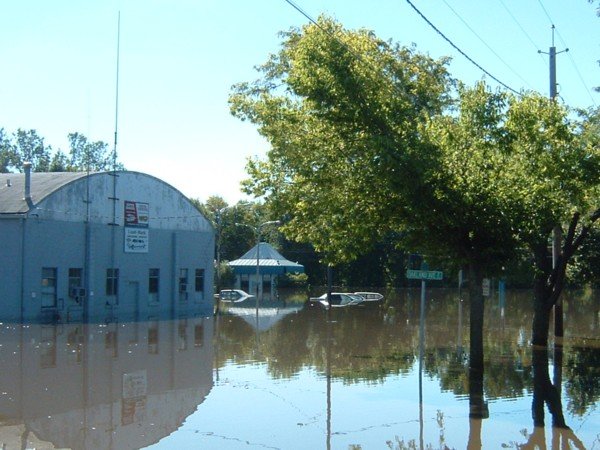 Austin, MN: E. Oakland Ave. Old KFC - Flood 09/15/04