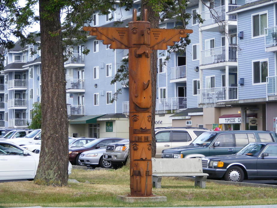 Birch Bay, WA: Totem Pole outside apartments near the bay