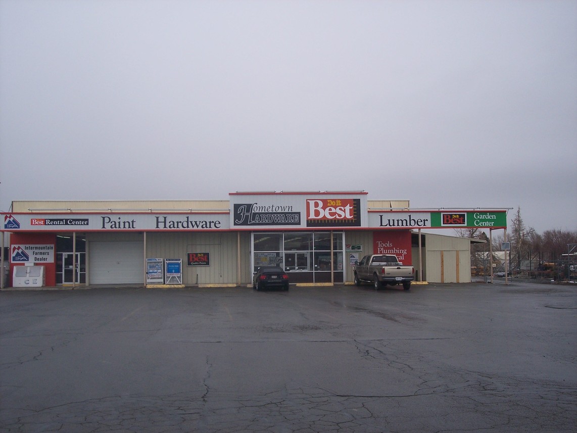 Grantsville, UT: Granstville, Utah Hardware store (i know its already over, but thought you could use these where there are not photos of our town on your site yet, thanks)