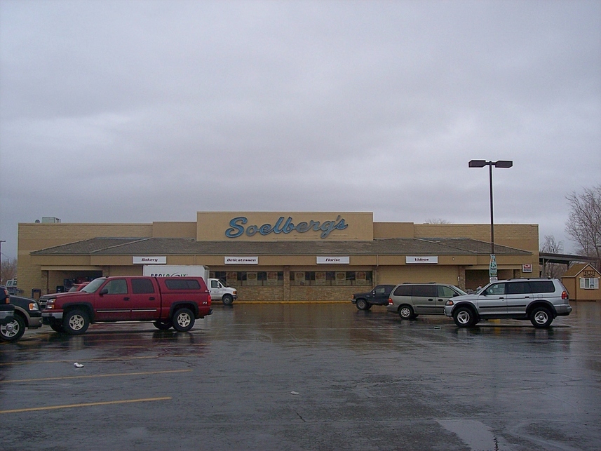 Grantsville, UT: Granstville, Utah ...only grocery store(i know its already over, but thought you could use these where there are not photos of our town on your site yet, thanks)