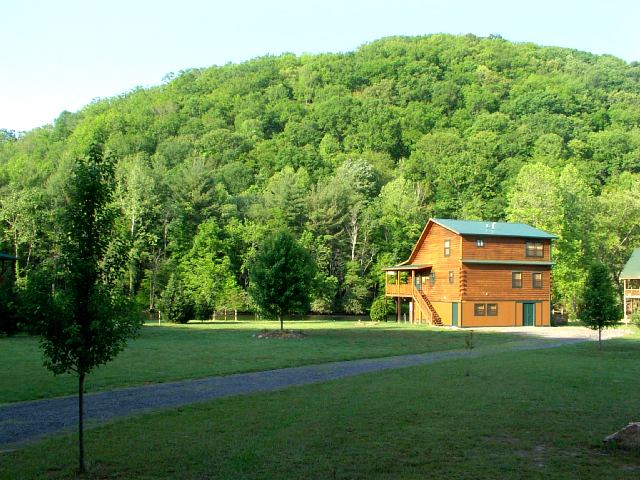 Hayesville, NC: Log cabin beside the Hiwassee River in Hayesville