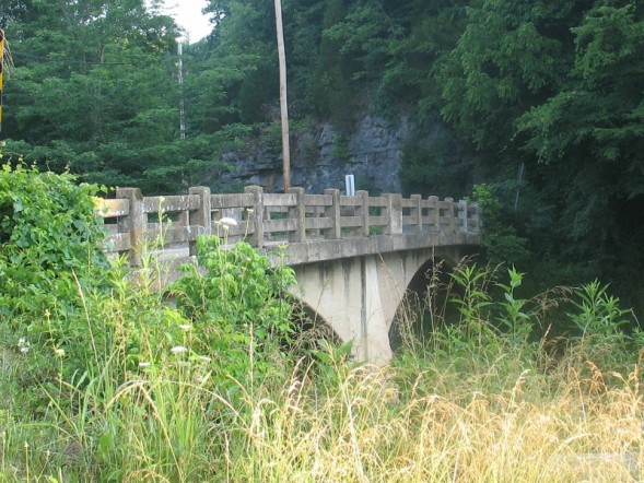 Waverly, TN: One lane bridge built around 1922 on Tennessee Ridge Road