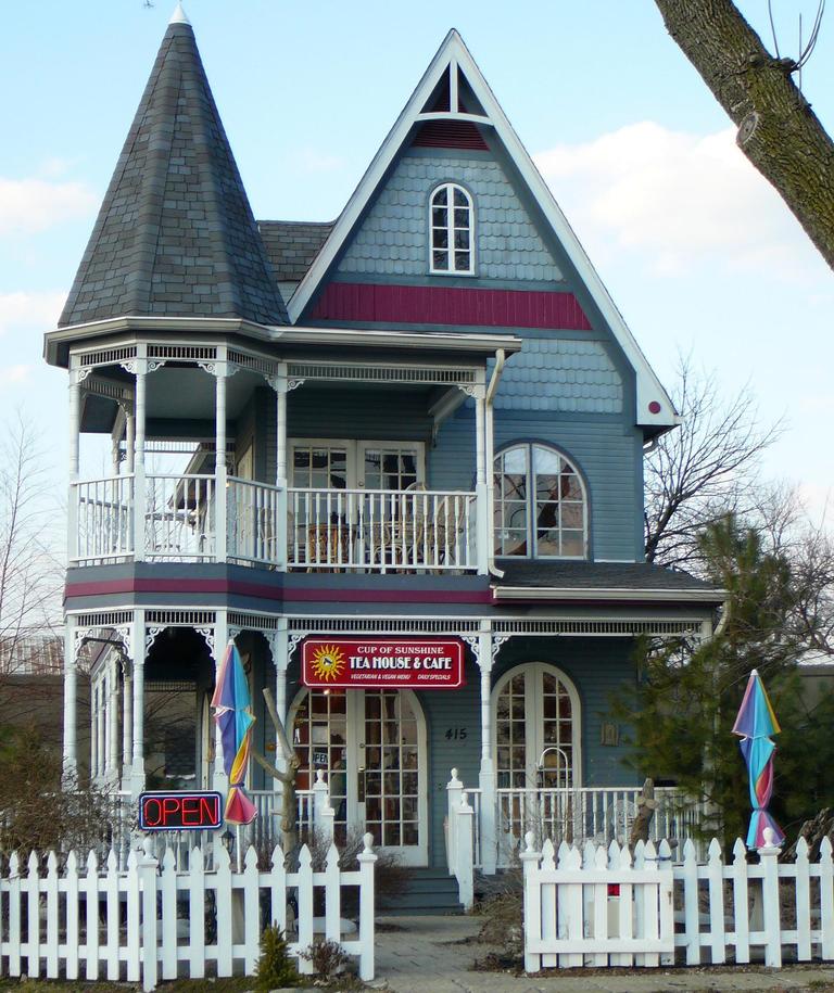 Clarksville, IN: Cup of Sunshine Tea House and Cafe . On the banks of the ohi River in clarksville IN. This house has a realty comapy upstairs and the Widows Walk and Ice cream shop is around back.