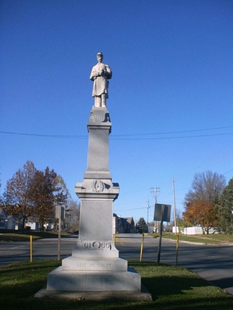 Brookfield, MO: Statue on Main St