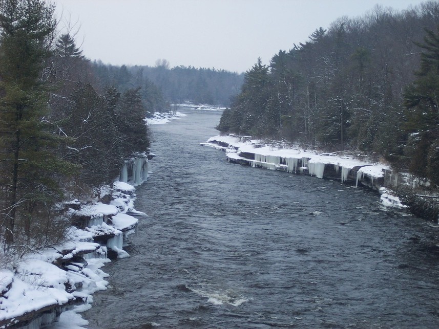 Great Bend, NY: VIEW OF THE BLACK RIVER FROM BRIDGE IN GREAT BEND