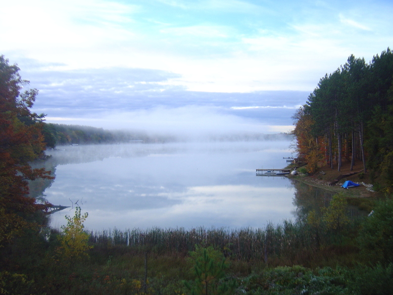 Gaylord, MI: Foggy morning on Dixon Lake