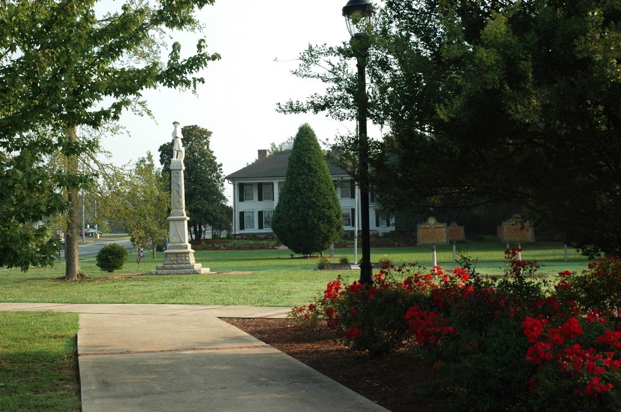 La Fayette, GA: Marsh House grounds