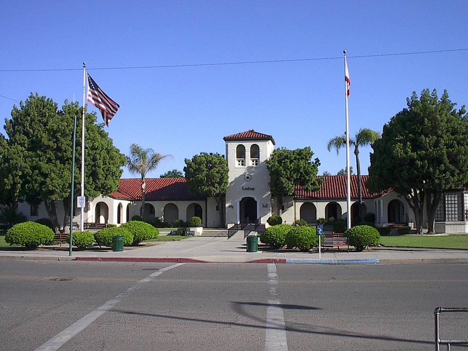 Lindsay, CA: Lindsay City Hall taken May-2005