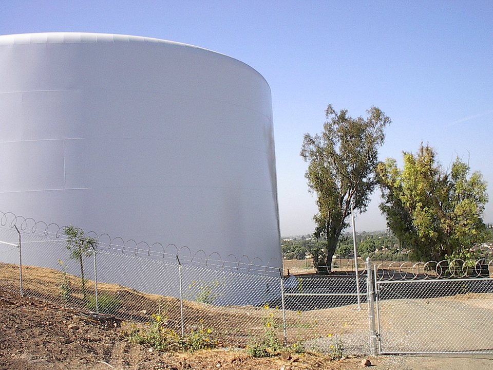 Lindsay, CA: Lindsay water tank taken August 2001