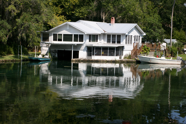 Crystal River, FL: This unique house is just off the main river