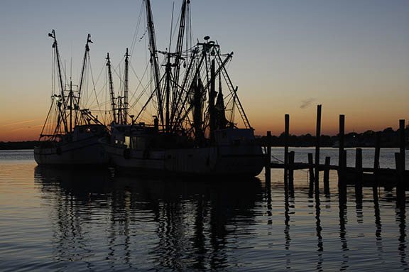 Swansboro, NC: Shrimp boat docked at Swansboro