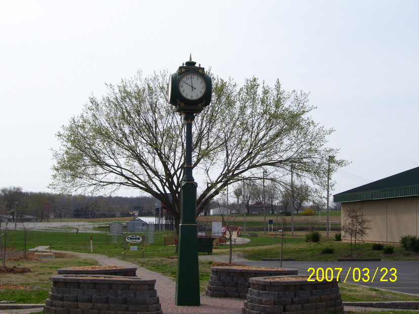 Mountain View, MO: Picture of Mountain Views Tree and Clock