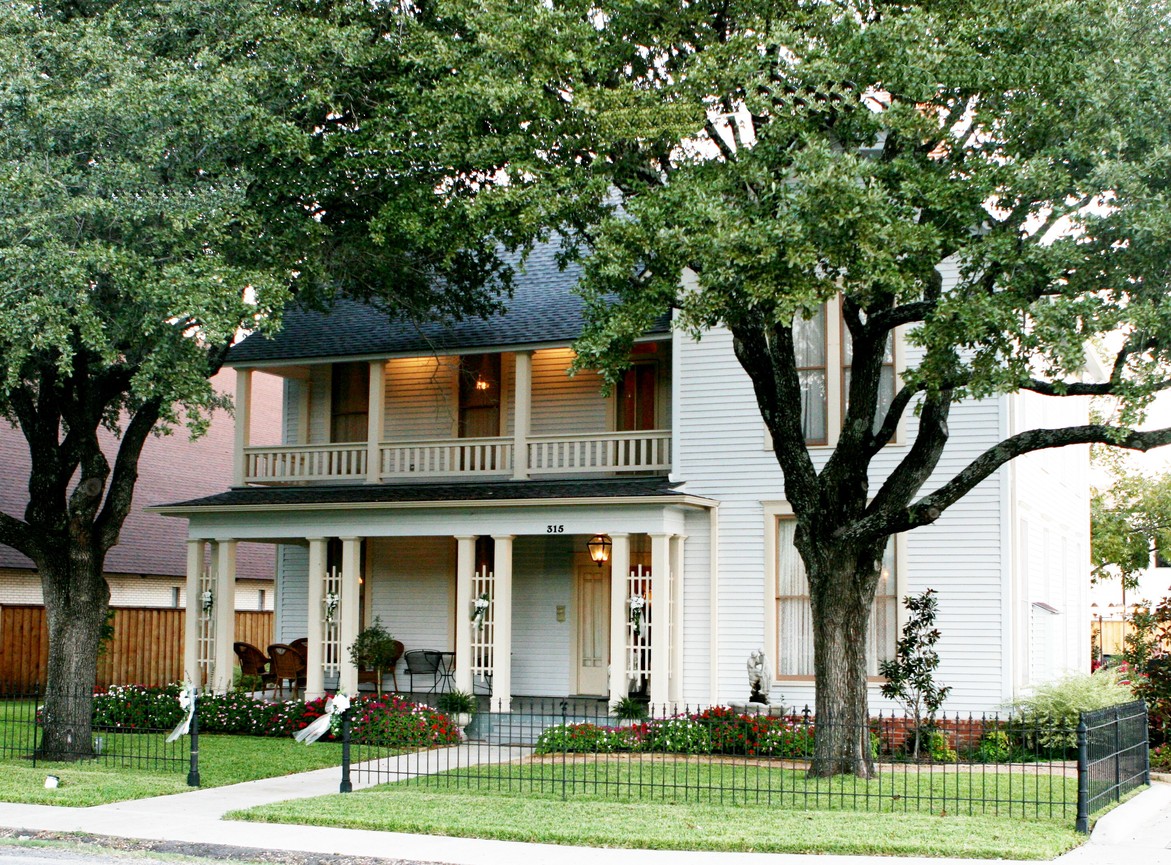 Forney, TX: Located in Historic Downtown, this 1890's boarding house has been successfully rehabilitated for use as a wedding venue.