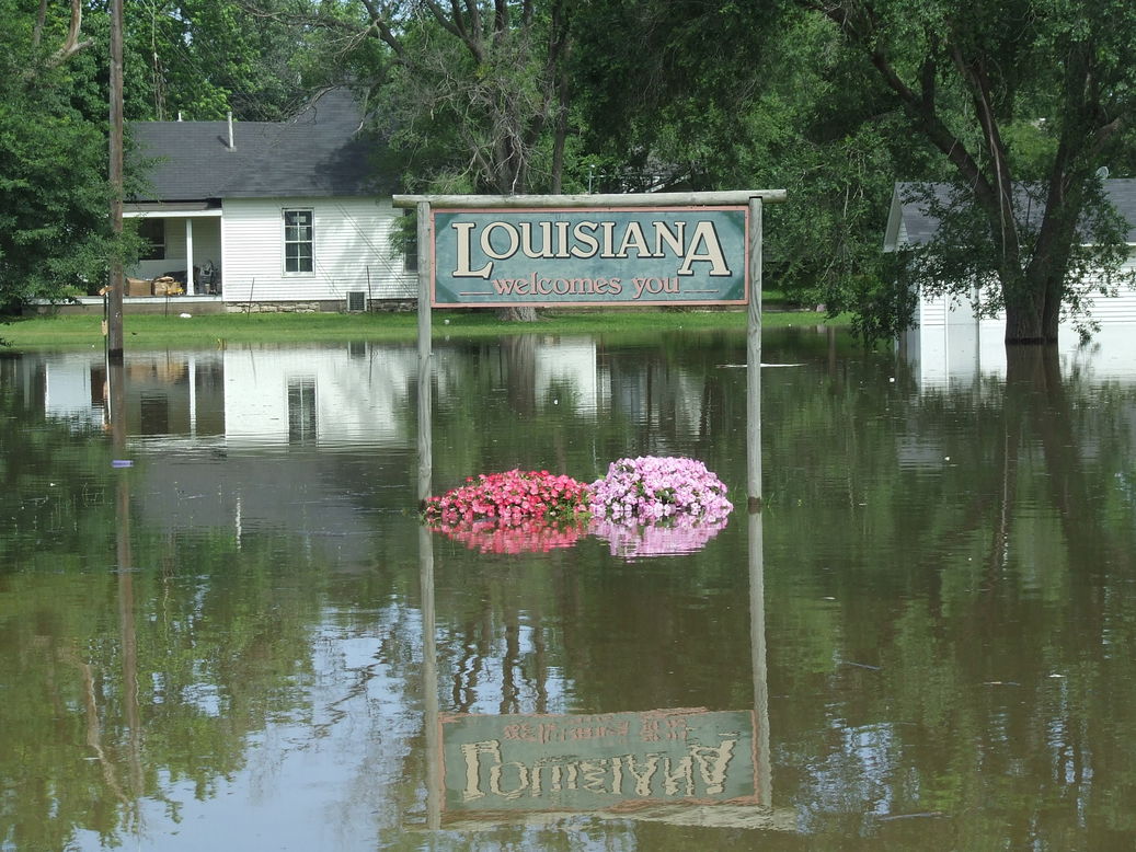 Louisiana, MO: welcome to louisiana sign on 3rd st flood of 08