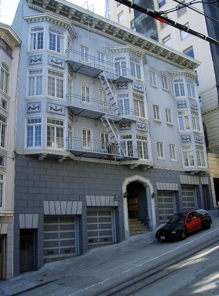 San Francisco, CA: View of San Francisco steeped street