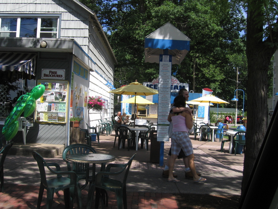 Sylvan Beach, NY: Ice cream on a hot day