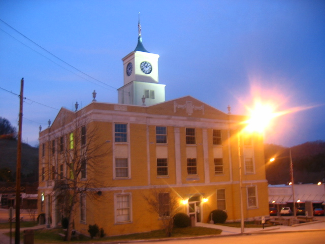 Gainesboro, TN: Gainesboro Courthouse at night