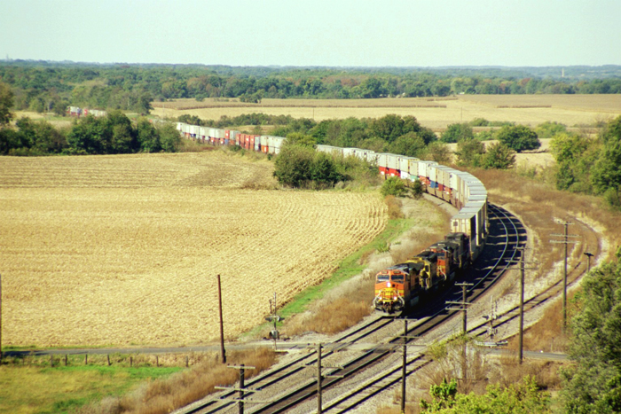 Williamsfield, IL: the train pulls into town