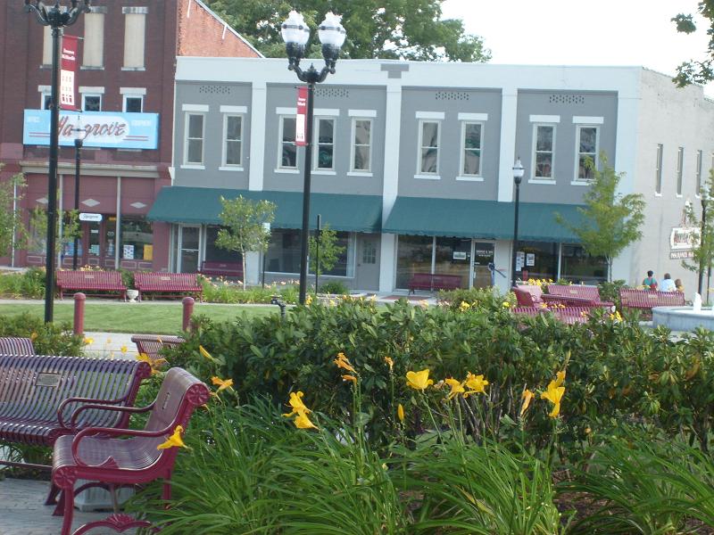 McMinnville, TN: DOWNTOWN AT THE LITTLE PARK AREA