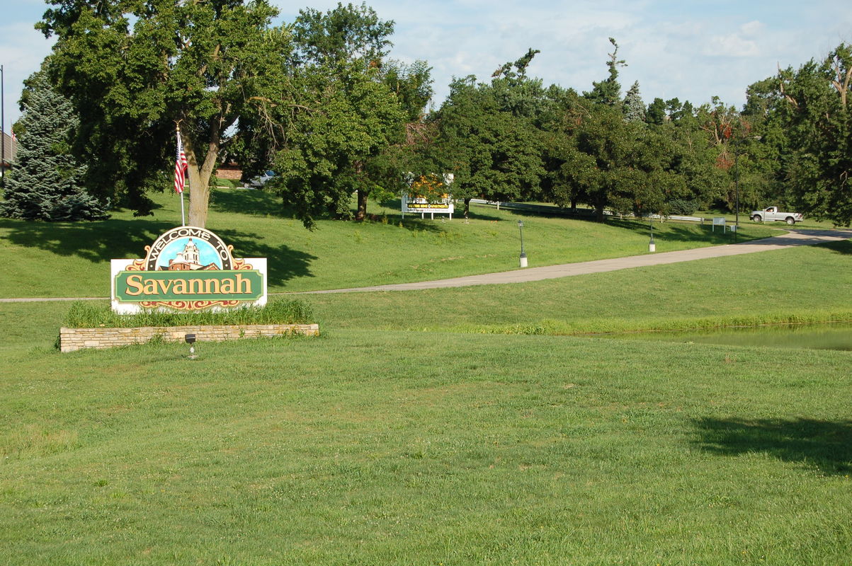 Savannah, MO: Savannah Missouri from the south on HWY 71