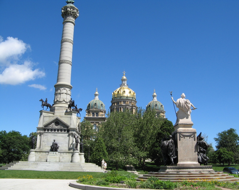 Des Moines, IA: Soldiers' and Sailors' Monument and the State Capital on the background in Des Moines, IA