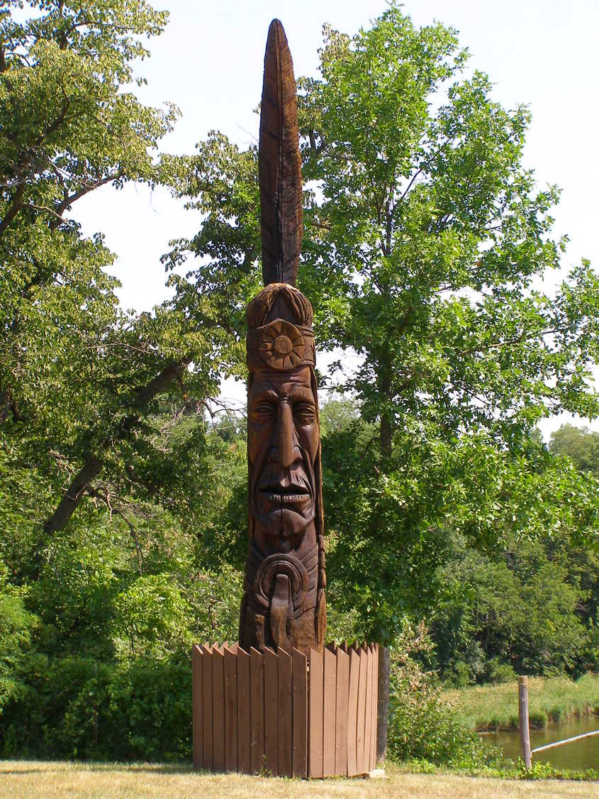 Iowa Falls, IA: Wooden sculpted Indian Monument