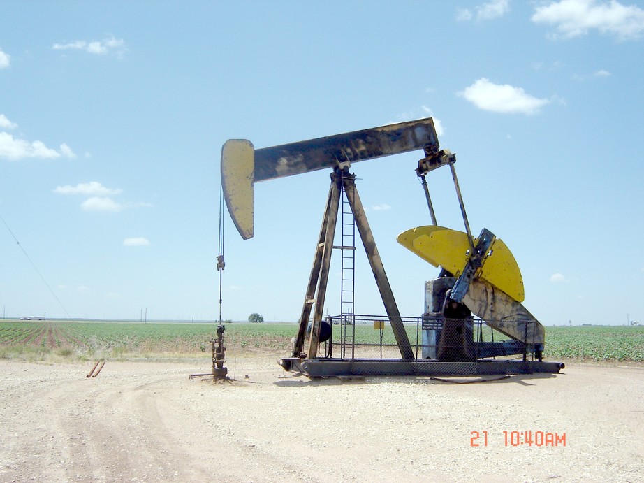 Roscoe, TX: Oil well east of Roscoe, along old Highway 80