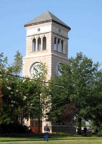Pittsburg, TX: Carillon Tower