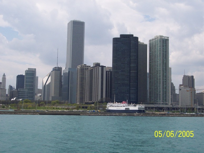 Chicago, IL: chicago skyline from navy pier
