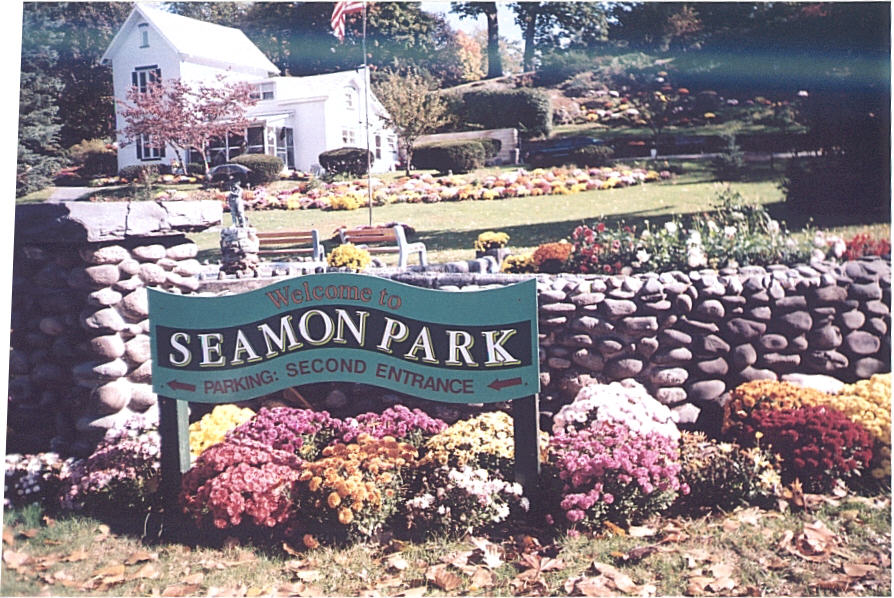 Saugerties, NY: This is a photo of Seamans Park with their sign in front: