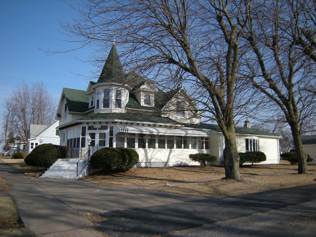 Joy, IL: Old Victorian was built to be a funeral parlor and home