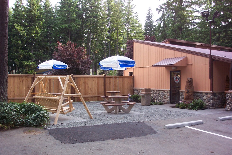 Yelm, WA: Clearwood Market & Deli picnic area with the Clearwood bear keeping guard!