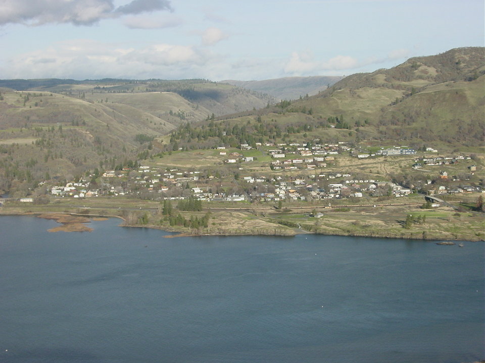 Lyle, WA: Lyle, Washington (from Rowena Overlook, Oregon)