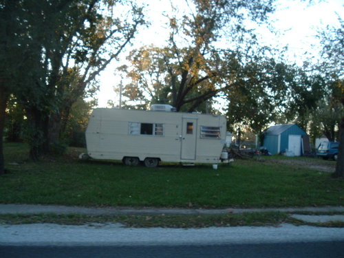 Alba, MO: A trailer sitting on lot.