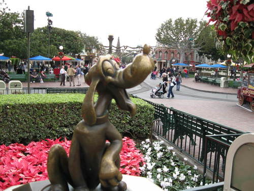 Anaheim, CA: Pluto Statue "Disneyland"