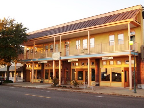 Cape Charles, VA: The only hotel in town, 2 blocks from the beach