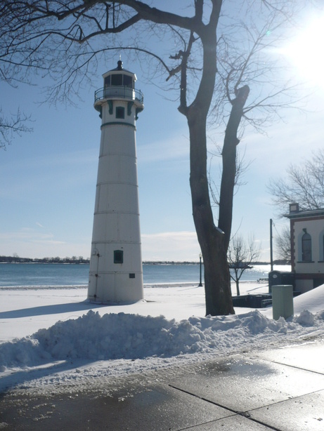 Marine City, MI: The light house uptown Marine City January 8, 2009 Fairy in the backround comming from Canada. Cold day, bright, snow as white as sugar.