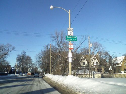 Wauwatosa, WI: 84th St & Bluemound Rd looking NB @ Wauwatosa boundry sign