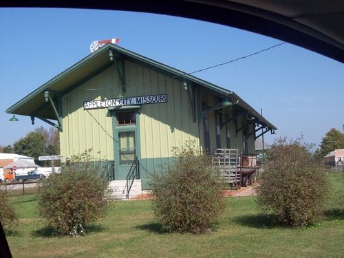Appleton City, MO: Appleton City, Missouri train depot. A wonderful small town, with easy to find convience