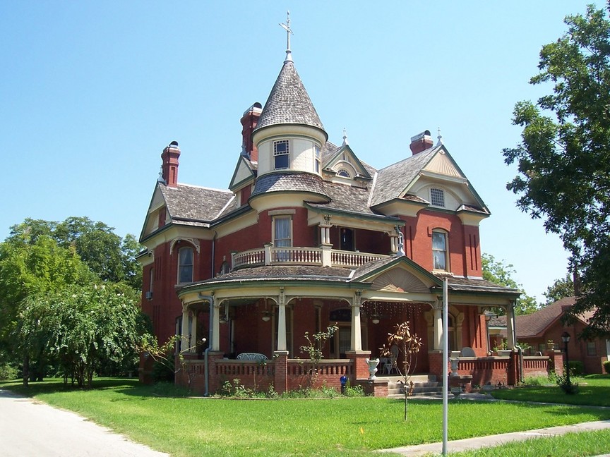 Gainesville, TX: Historic Victorian Home